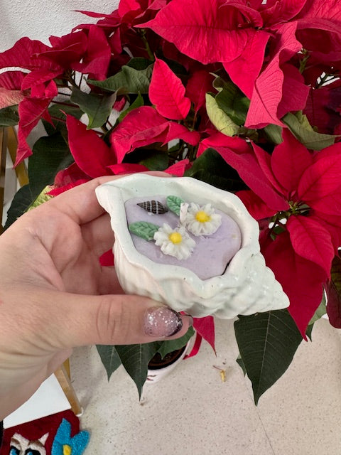 Muschelkerze mit Blumen
