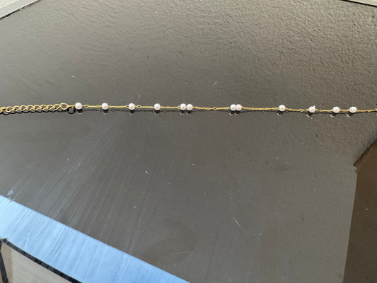 Pulsera dorada con perlas