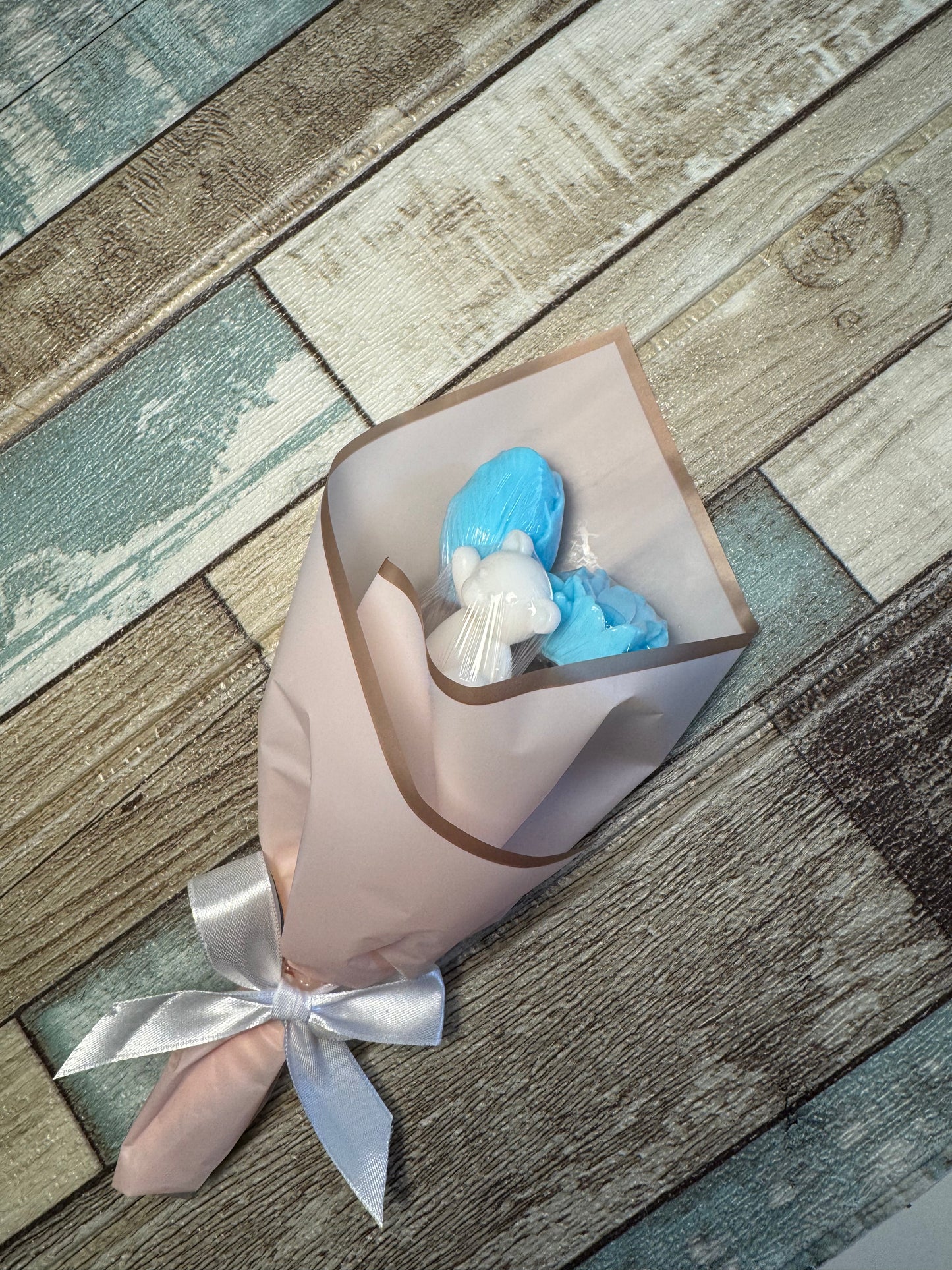 Ours en peluche et bouquet de fleurs